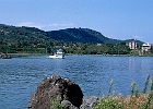 Fischerhafen Beşikdüzü, 25 sm (46 km) westlich von Trabzon, gehört zur 3,7 km entfernten Stadt Vakfıbehir : Fischkutter, Felsblock, Etagenhäuser